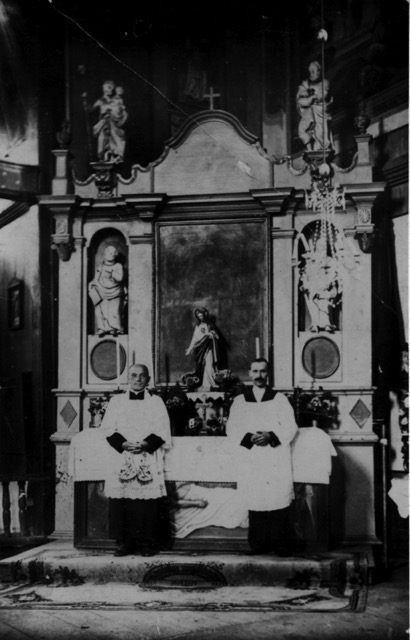 Felizienthaler Kirche – Herz-Jesus-Altar um 1935
links Pfarrer Winzens Dziwok
daneben Andreas Schwarz, *03.08.1902/Felizienthal